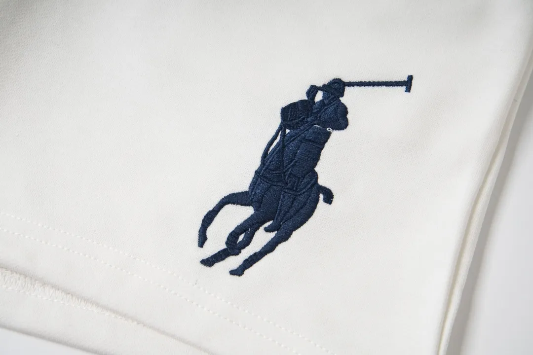 P140 Model No. 836 Ralph Lauren/Ralph Lauren Basic pony embroidered logo shorts for men and women. Pure cotton fabric. Easier to wear, more comfortable and less bulky than ordinary fabrics. Customized thread weaving and dyeing. Classic pony embroidery logo. Collar cross-threading details. Three-needle and five-thread workmanship throughout the body. Complete accessories. How to wear any trendy style. Easy to control. Match at will. Full of design, simple and must-have style! Color: Black White Navy Gray Size: S-XL